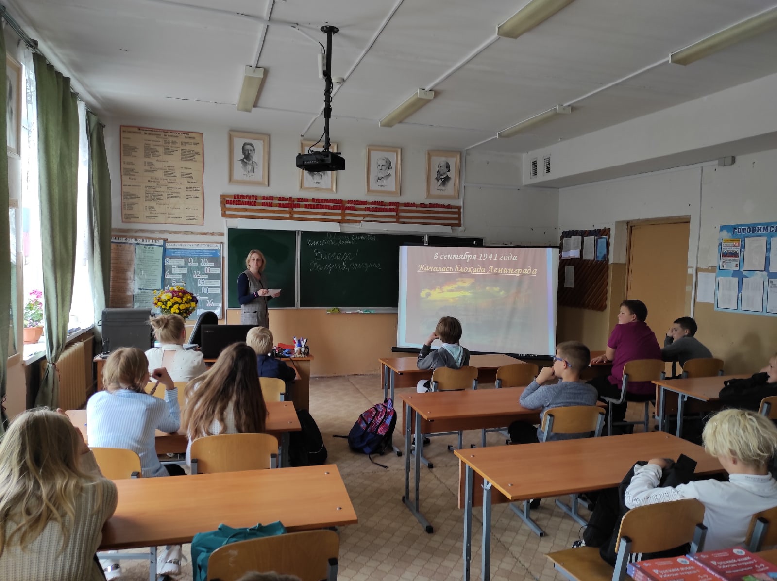 Заведующая Андриановской сельской библиотекой Алейник Н.С. представила  презентацию   о трагических событиях тех лет, читала стихи о блокадном Ленинграде. Школьники прослушали фрагменты «Ленинградской» симфонии  Д.Д. Шостаковича, которую он написал 1941 году во время блокады, посмотрели короткометражный фильм  «Корочка хлеба» и  составили синквейн к слову «Блокада».